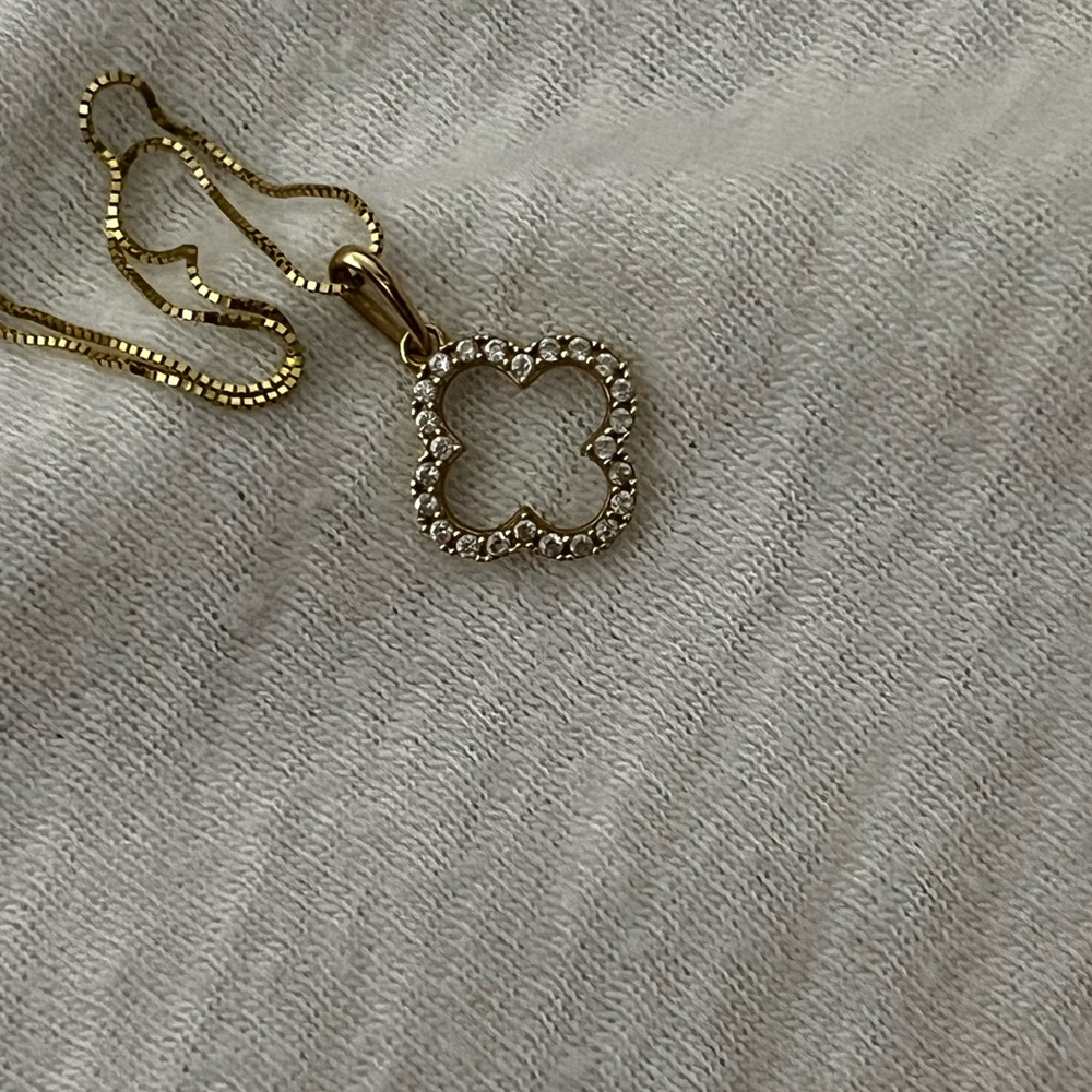 Solid 14k gold clover necklace